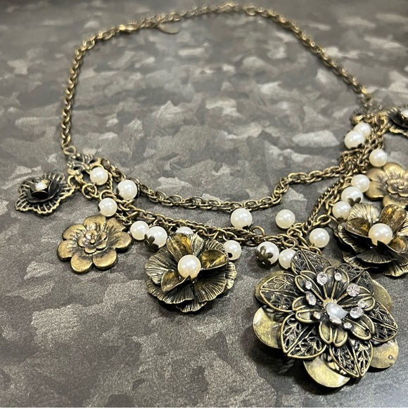 CG Fashion Jewelry Designs Pearl Strand Floral Appliqué Antique Gold Necklace - Picture 5 of 5